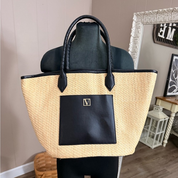 Victoria’s Secret • Large Straw Tote in Lemons - Picture 3 of 14